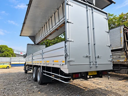 PERBAIKAN KAROSERI DAN PEREMAJAAN ARMADA